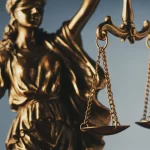 Statua della Giustizia che simboleggia equilibrio e correttezza, tema dell&rsquo;affiancamento nel network marketing.