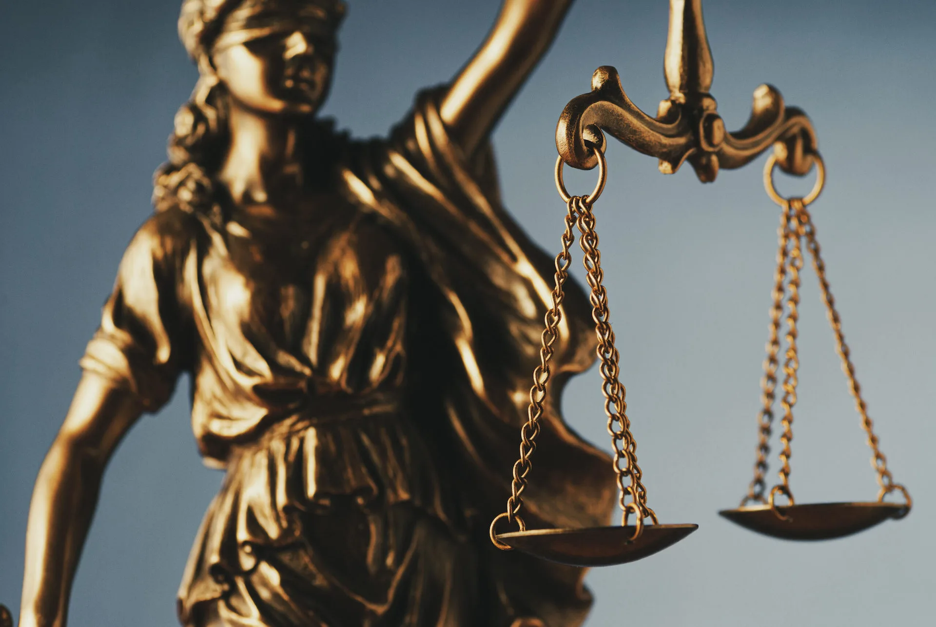 Statua della Giustizia che simboleggia equilibrio e correttezza, tema dell’affiancamento nel network marketing.