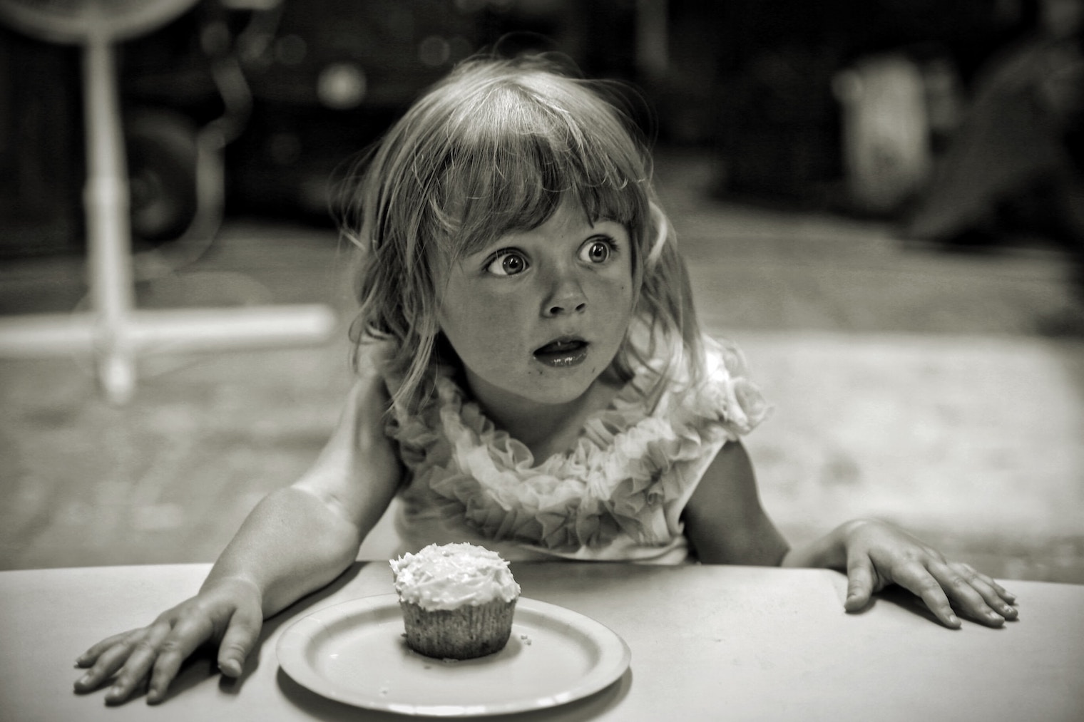 Bambina stupita davanti a un dolce