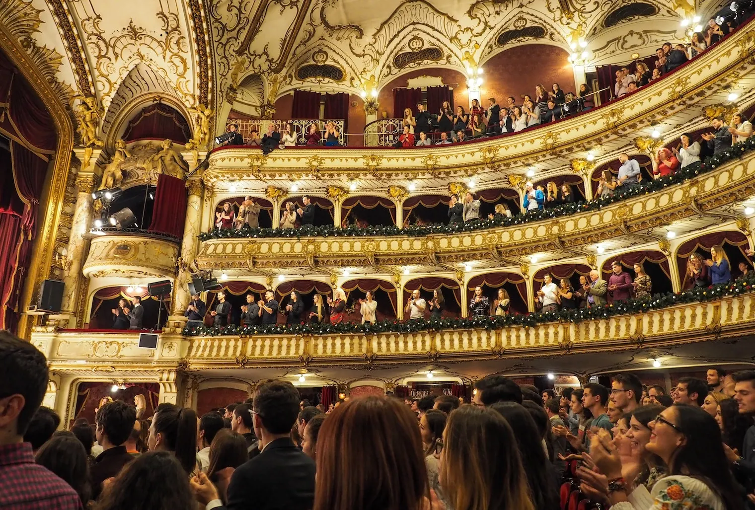 Platea di un teatro storico gremita di pubblico