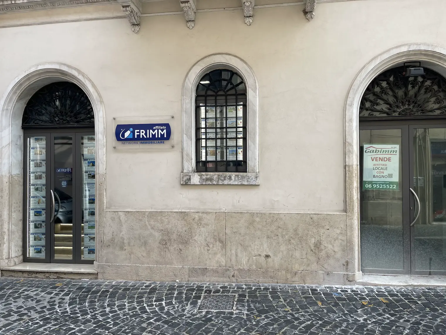 Agenzia immobiliare accanto a locale in affitto con cartello di un’altra agenzia, esempio di scelta basata sulla relazione nel network marketing