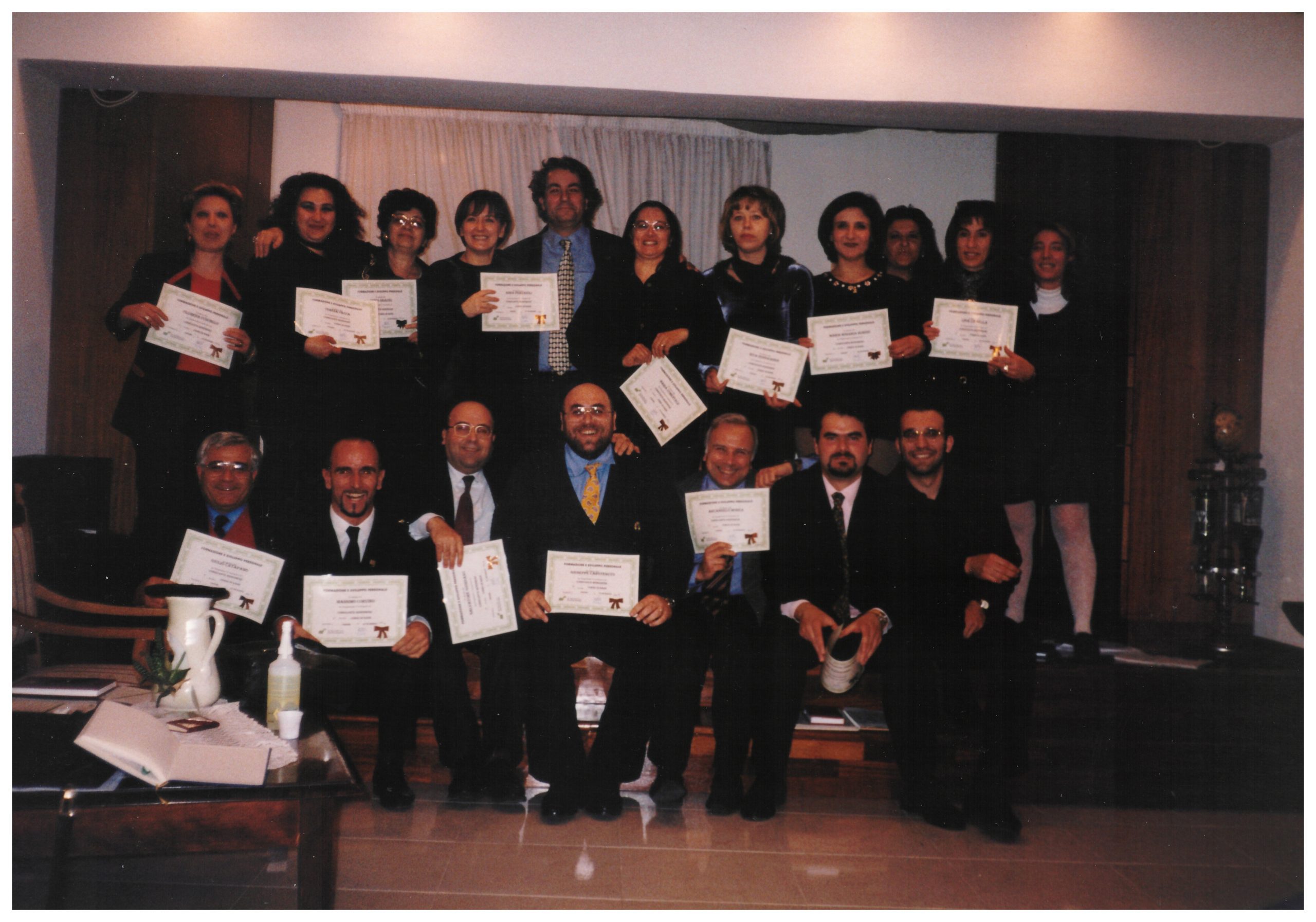 Addestramento network marketing dal vivo: gruppo di incaricati con attestati di formazione